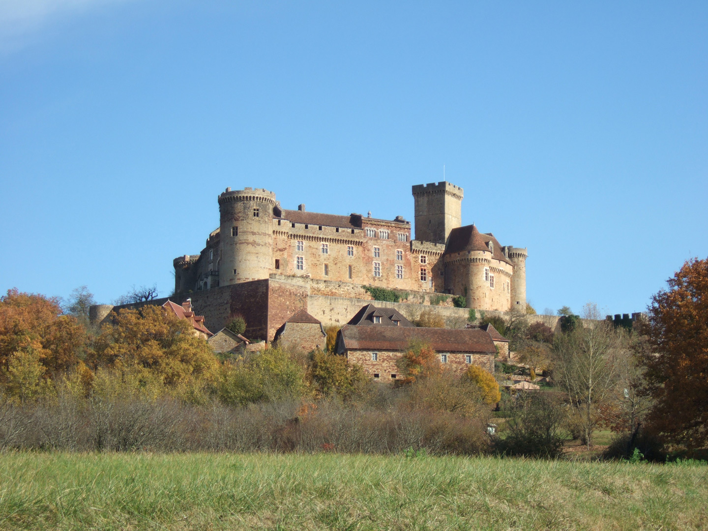 Lot, Le château de Castelnau